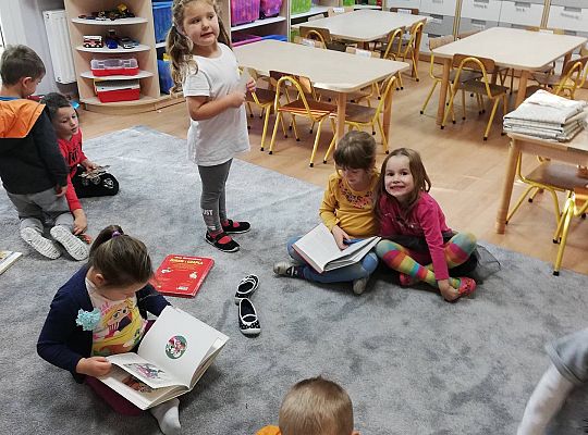 GR III Nawet w kolejce do mycia zębów "Łapiemy za książki"