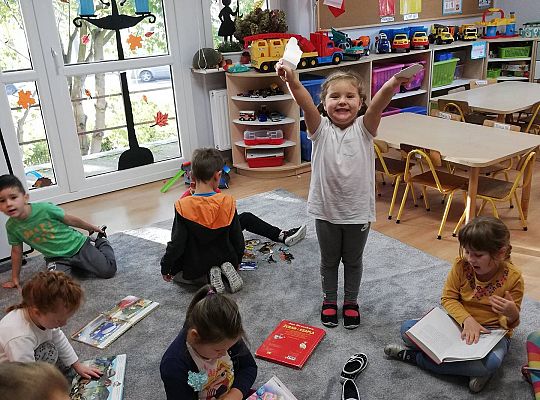 GR III Nawet w kolejce do mycia zębów "Łapiemy za książki"