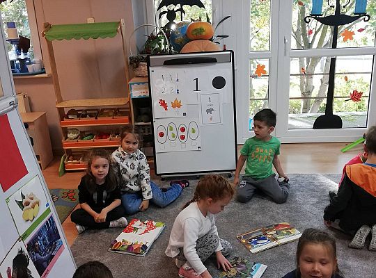 GR III Nawet w kolejce do mycia zębów "Łapiemy za książki"