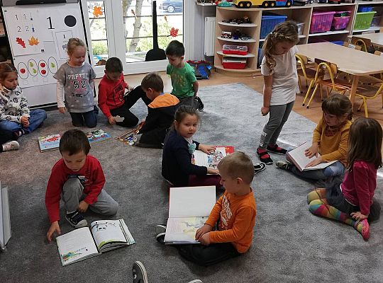 GR III Nawet w kolejce do mycia zębów "Łapiemy za książki"