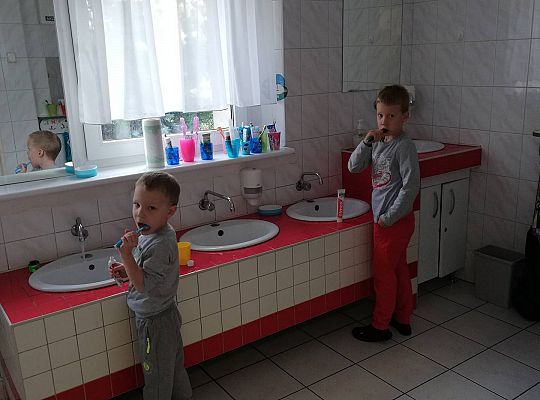 GR III Nawet w kolejce do mycia zębów "Łapiemy za książki"