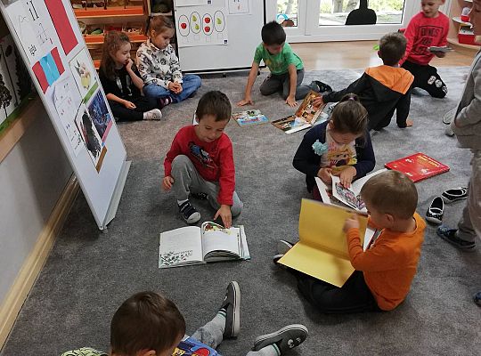 GR III Nawet w kolejce do mycia zębów "Łapiemy za książki"