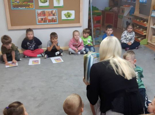 GR III Mama Neli czyta dzieciom