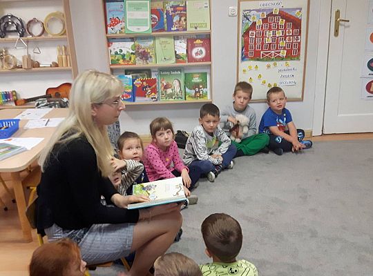 GR III Mama Neli czyta dzieciom