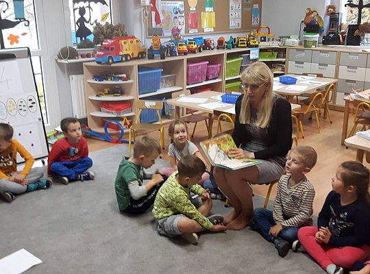 GR III Mama Neli czyta dzieciom