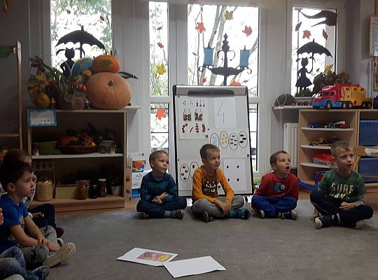 GR III Mama Neli czyta dzieciom