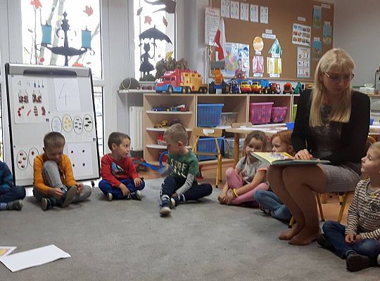 GR III Mama Neli czyta dzieciom