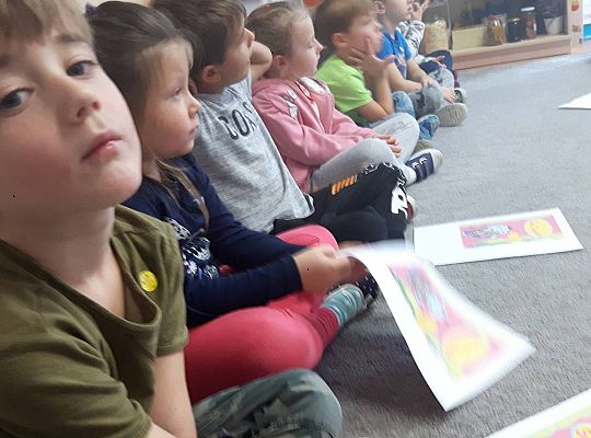 GR III Mama Neli czyta dzieciom