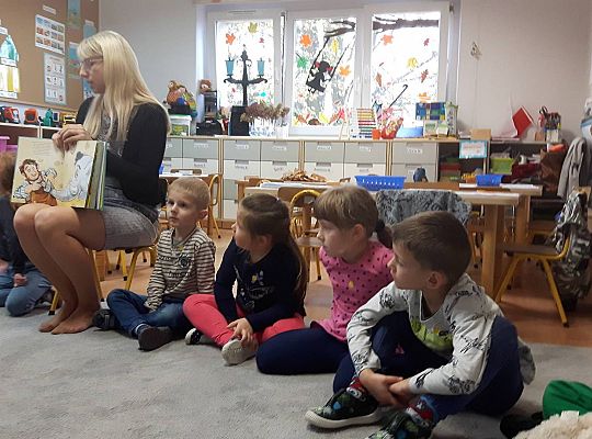 GR III Mama Neli czyta dzieciom