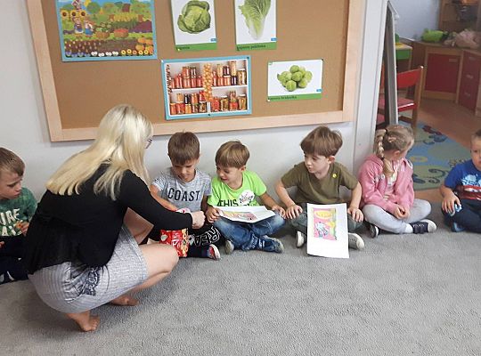 GR III Mama Neli czyta dzieciom