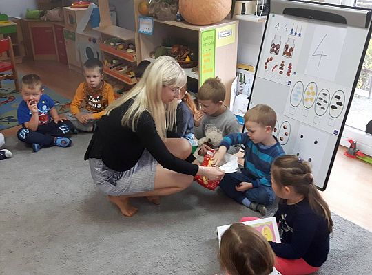 GR III Mama Neli czyta dzieciom