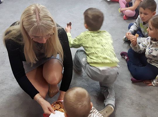 GR III Mama Neli czyta dzieciom