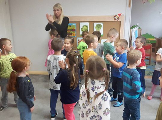 GR III Mama Neli czyta dzieciom