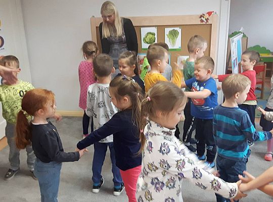 GR III Mama Neli czyta dzieciom