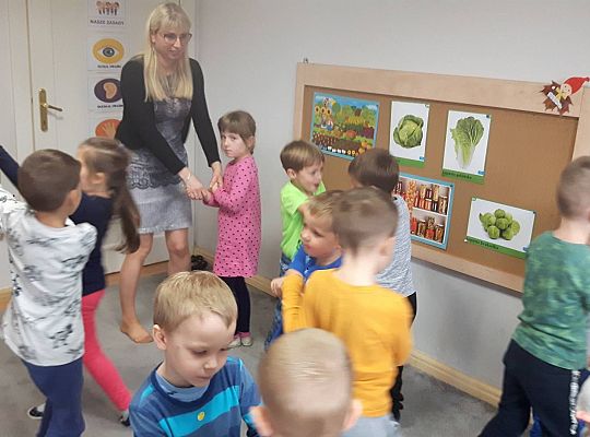 GR III Mama Neli czyta dzieciom