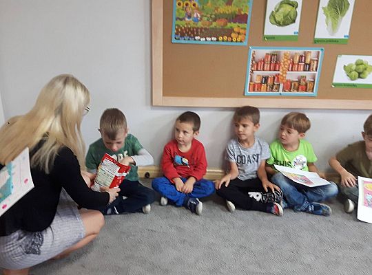 Mama Neli czyta dzieciom