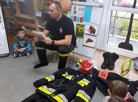 Gr III Tata Zuzi czyta dzieciom