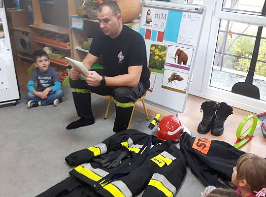 Gr III Tata Zuzi czyta dzieciom