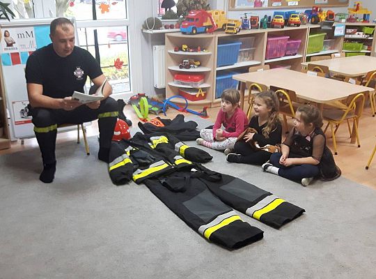 Gr III Tata Zuzi czyta dzieciom