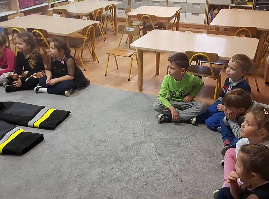 Gr III Tata Zuzi czyta dzieciom