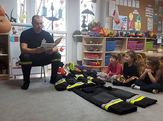 Gr III Tata Zuzi czyta dzieciom