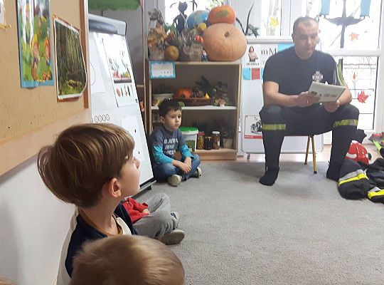 Gr III Tata Zuzi czyta dzieciom