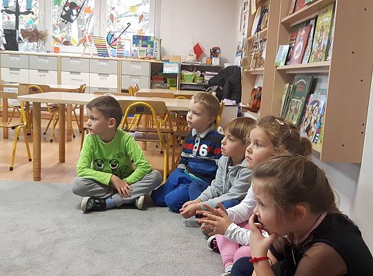 Gr III Tata Zuzi czyta dzieciom