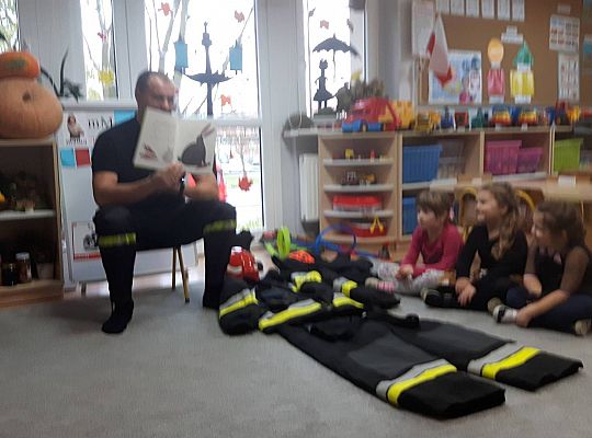 Gr III Tata Zuzi czyta dzieciom