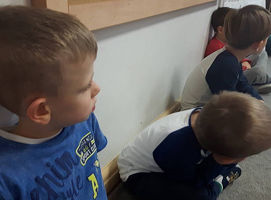 Gr III Tata Zuzi czyta dzieciom