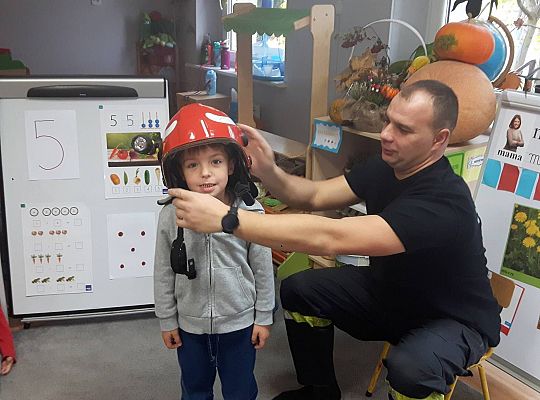 Gr III Tata Zuzi czyta dzieciom