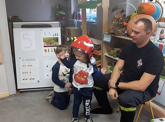 Gr III Tata Zuzi czyta dzieciom