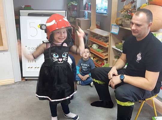 Gr III Tata Zuzi czyta dzieciom