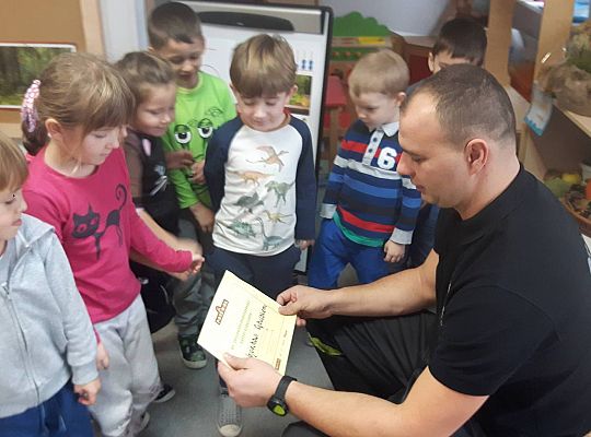 Gr III Tata Zuzi czyta dzieciom