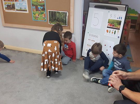 Gr III Tata Zuzi czyta dzieciom