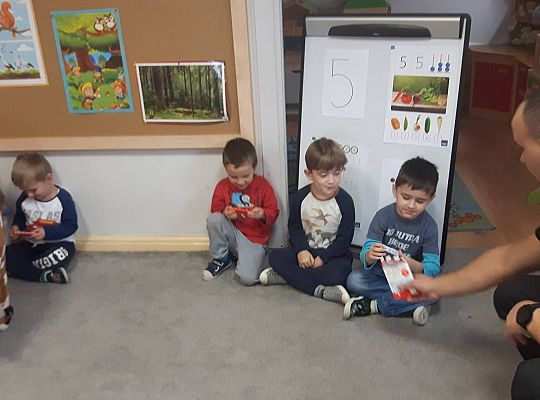 Gr III Tata Zuzi czyta dzieciom