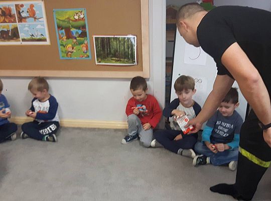 Gr III Tata Zuzi czyta dzieciom