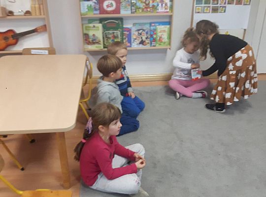 Gr III Tata Zuzi czyta dzieciom