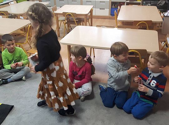 Gr III Tata Zuzi czyta dzieciom