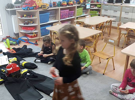 Gr III Tata Zuzi czyta dzieciom