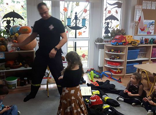 Gr III Tata Zuzi czyta dzieciom