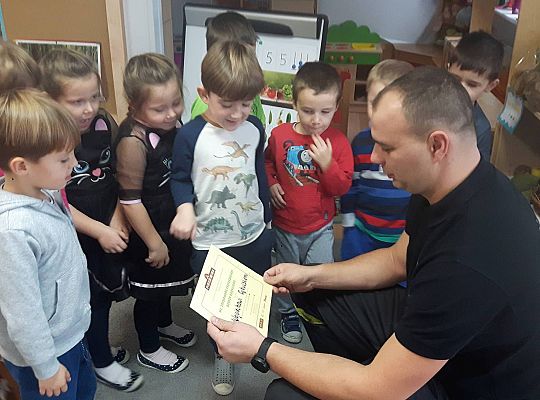 Strażak-tata Zuzi czyta dzieciom