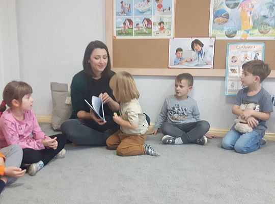 Gr III Mama Kajtka czyta dzieciom