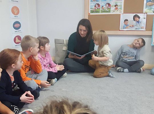 Gr III Mama Kajtka czyta dzieciom