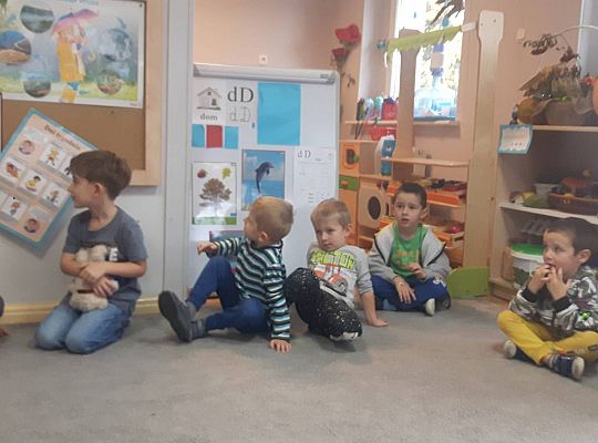 Gr III Mama Kajtka czyta dzieciom