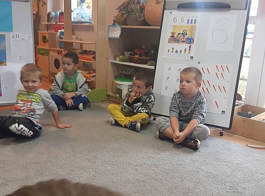 Gr III Mama Kajtka czyta dzieciom