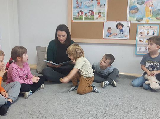 Gr III Mama Kajtka czyta dzieciom