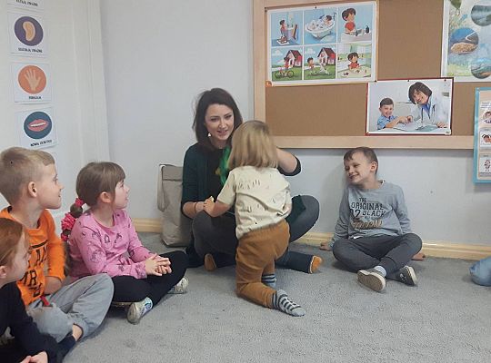 Gr III Mama Kajtka czyta dzieciom