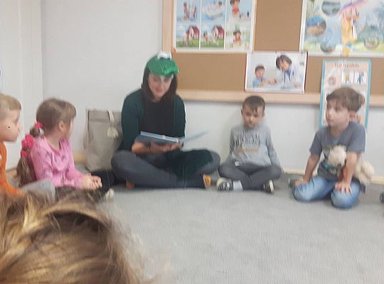 Gr III Mama Kajtka czyta dzieciom
