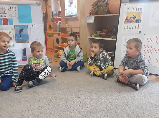 Gr III Mama Kajtka czyta dzieciom