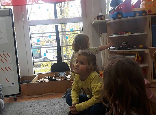 Gr III Mama Kajtka czyta dzieciom